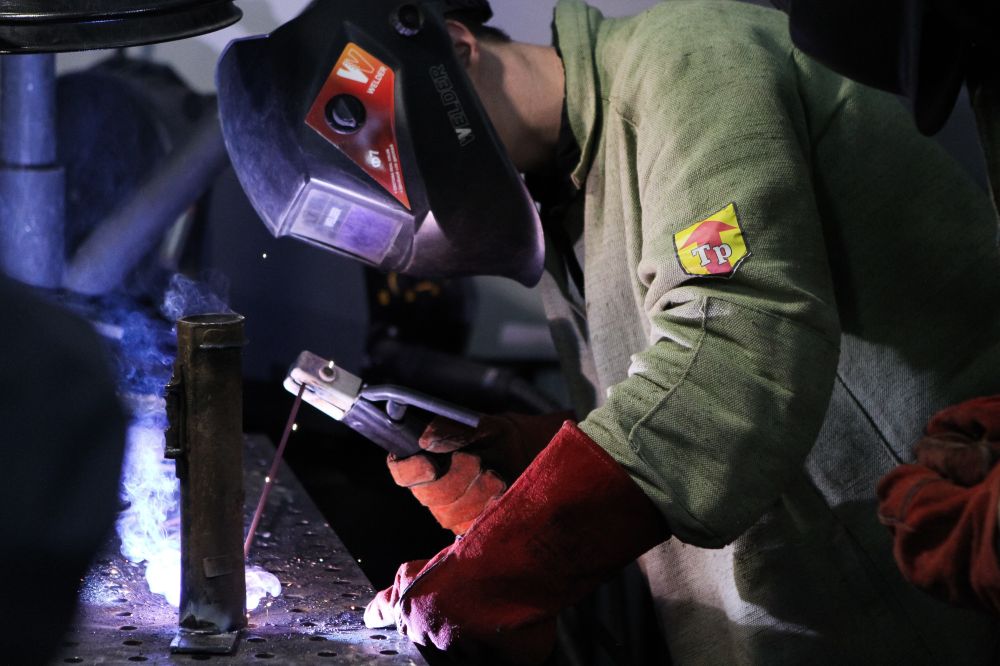 Сварщик ручной дуговой сварки плавящимся покрытым электродом 2-го разряда