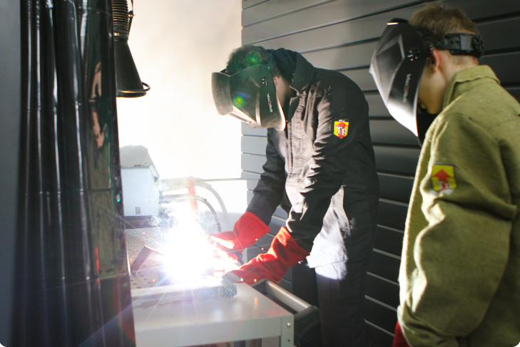 Сварщик ручной дуговой сварки плавящимся покрытым электродом